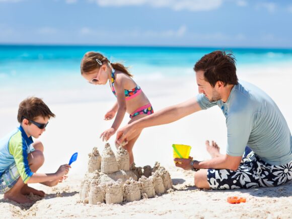 [Infographic] Beach & Safari Vacation: Packing Checklist for Kids