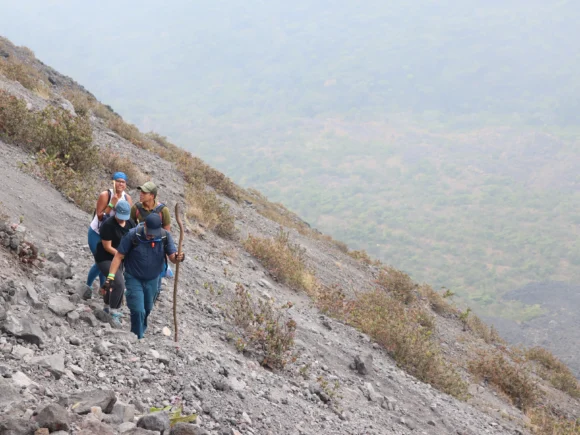 Besteigung des Mount Meru in 3 Tagen (2/3) | Miriakamba-Hütten-Camp (2.514 m) – Saddle-Hütten-Camp (3.566 m)